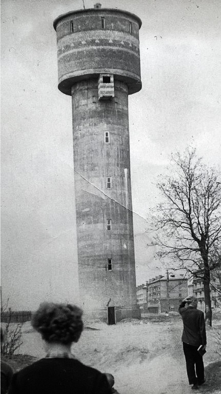 Водонапорная башня на Западной поляне. 1962 год_edited.jpg